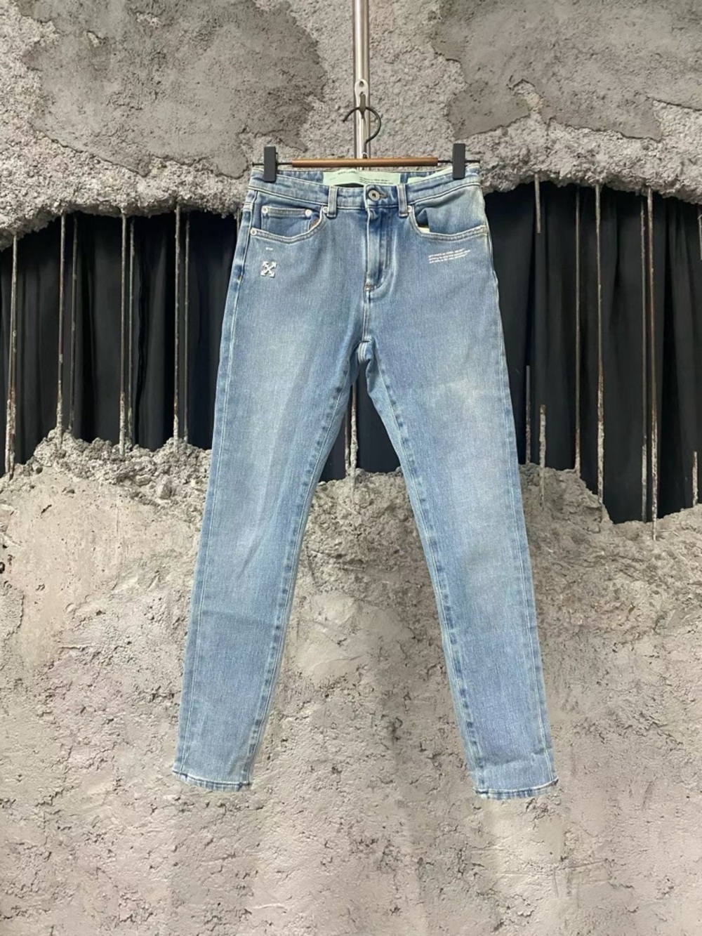 🚩steal Off-White Light Blue Skinny Jeans with Subtle Distressing